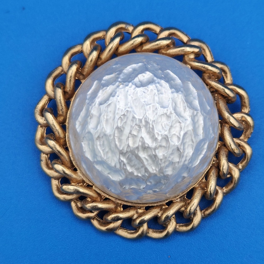 Vintage 1969 Sarah Coventry Faux Hammered Pearl Gold Tone Chain Link Brooch Pin